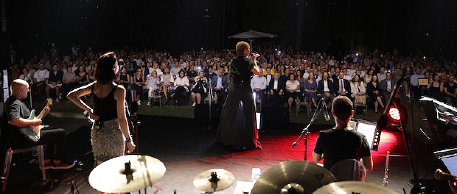 Ünlü sanatçı Zuhal Olcay, yaz konserine gelenleri coşturdu