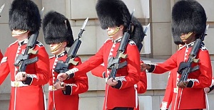 İngiltere’de Buckingham Sarayı’daki askerlerin giydiği pahalı şapkalar gündem oldu